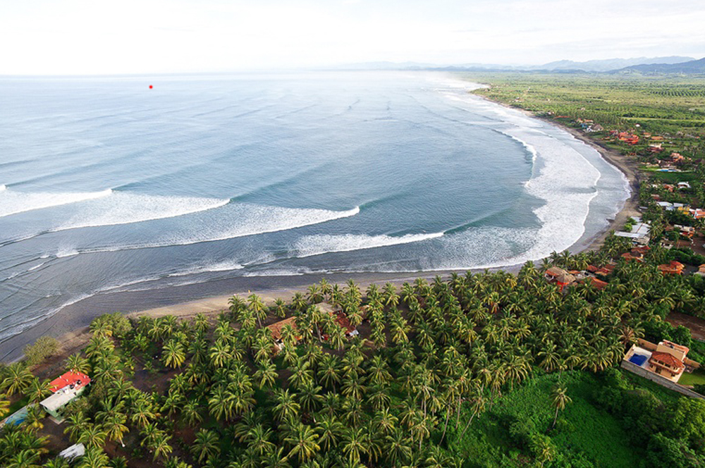 playa-saladita-aireal-waves